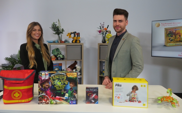Die Moderatoren Jennifer Braun und Rob Taylor-Hastings prsentieren im Rahmen der Erffnung von Spielwarenmesse Digital die ToyAward-Gewinner - Quelle: Spielwarenmesse eG